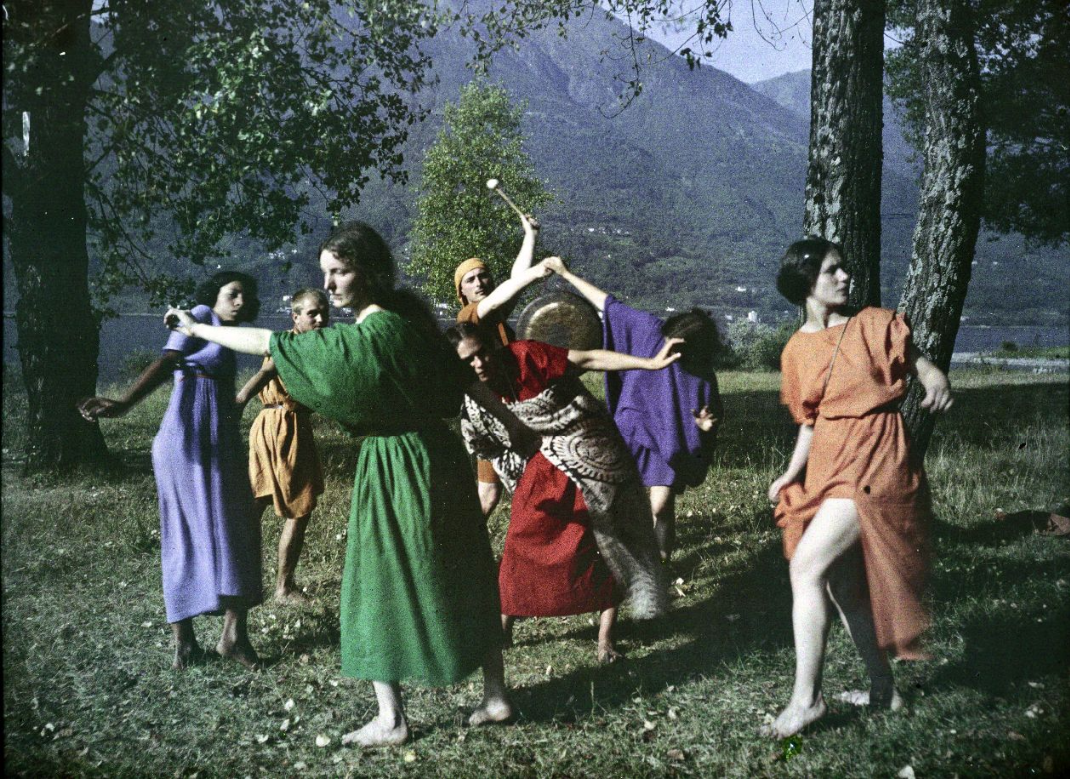 <b>fig.2</b>Photographie de Betty Baaron Samoa Totim&nbsp;?, Isabelle  Adderly, Rudolf von Laban, Maja Lederer, Katja Wulff dansant à Ascona