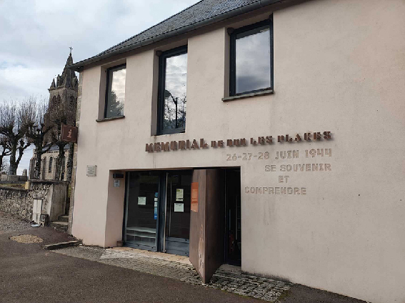 fig.2 «&nbsp;Se souvenir et comprendre&nbsp;. La phrase inscrite sur la façade du Mémorial de Dun-les-Places traduit la volonté de mémoire conjuguée au questionnement historique