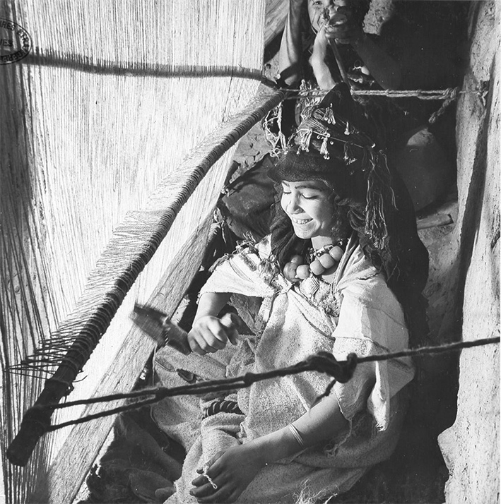 <b>fig.1</b>Ou-Terbate (sud-est d’Imilchil). Fabrication des tapis dans la Kasbah