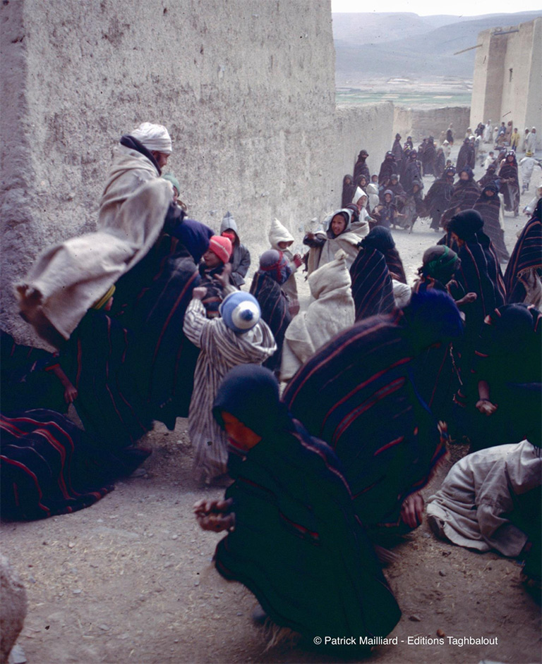 <b>fig.6</b> Lancé de dattes (Amzid), marquant le début des festivités du mariage, le 19 octobre 1982 