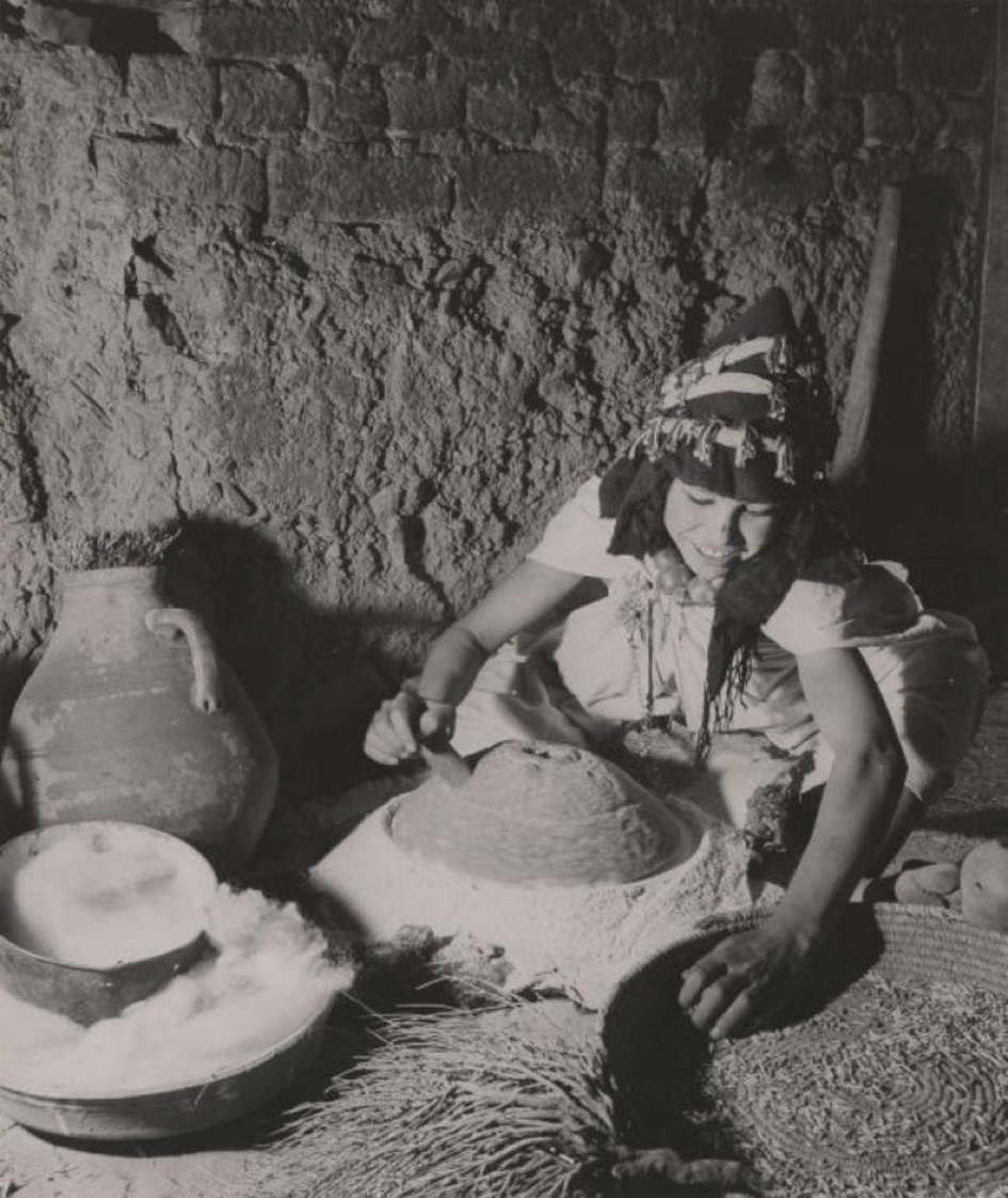 <b>fig.7</b>Femme des Aït Haddidou (Imilchil) occupée à moudre