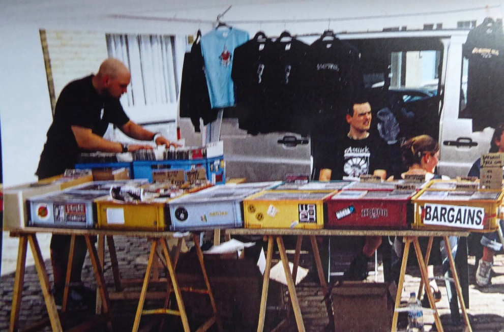 Exemple de merch et distros dans le cas du
    hardcore (GoodLife Fest 2002, Leffinge, Belgique, photo Alain Müller)